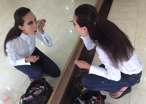 Behind the Scenes: Jane deftly perfects the look with liquid liner. Photo credit: John Patterson